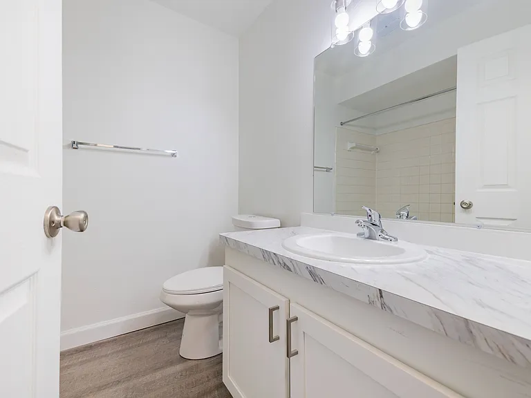 Knollwood Village Apartments — Photo 39