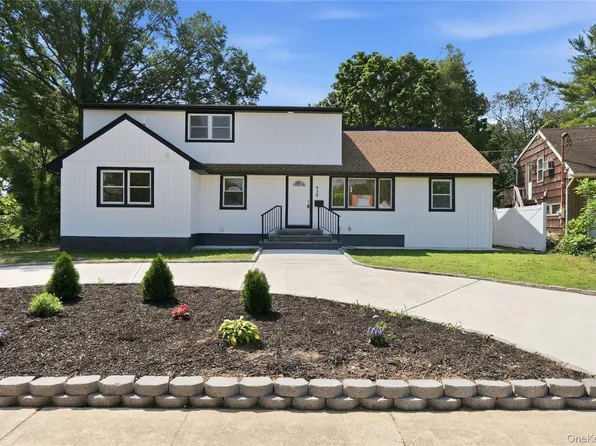 930 Park Dr, Wantagh, NY 11793