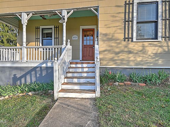 3rd image of 1021 Lawrence Ave