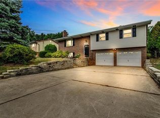 54 Norfolk Dr, Coraopolis, PA 15108