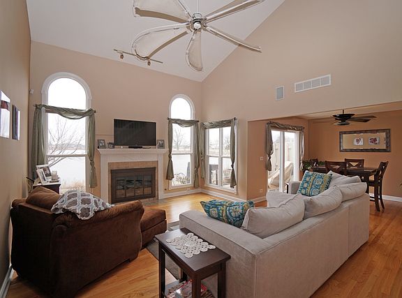 3rd image of 1070 Ridgefield Cir