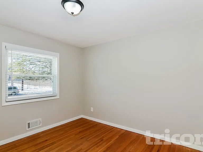 1420 Boone Ave N — Photo 10