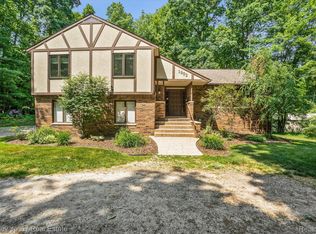 1902 Corlett Rd, Brighton, MI 48114