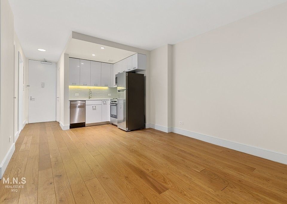 1st image of 230 E 44th St #N4