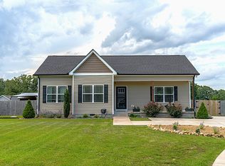 305 College St, Burns, TN 37029