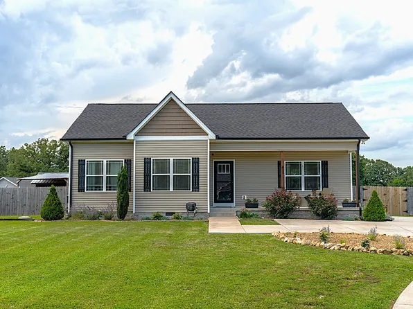 305 College St, Burns, TN 37029