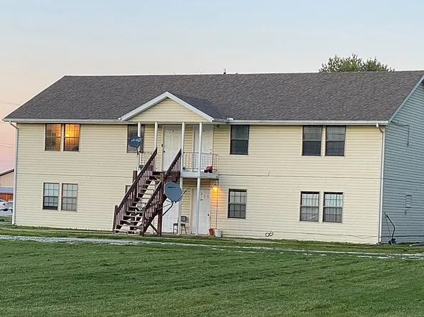 300 W 9th St, Henrietta, MO 64036