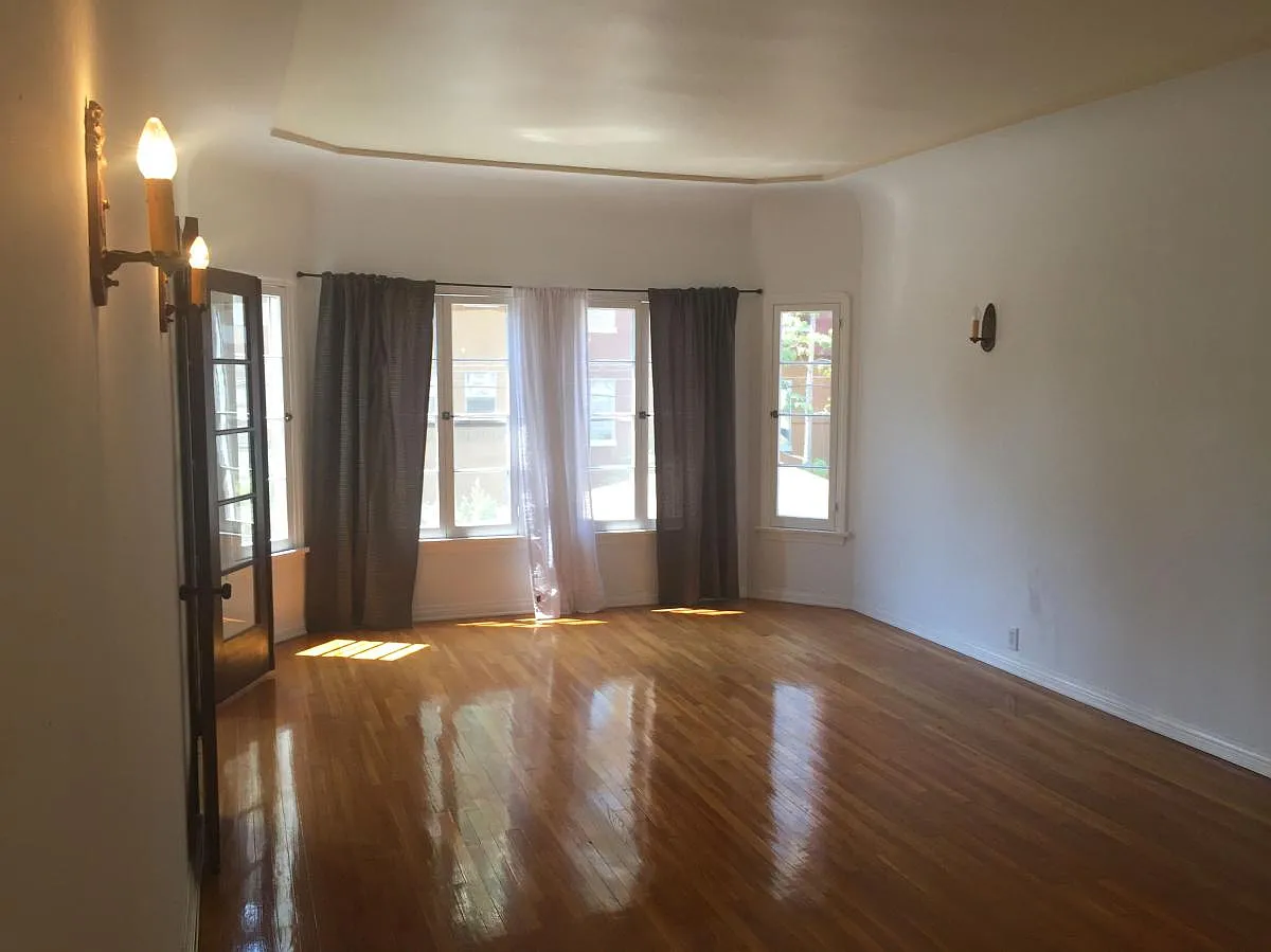 Living room with bay windows - 325 S Cochran Ave #203