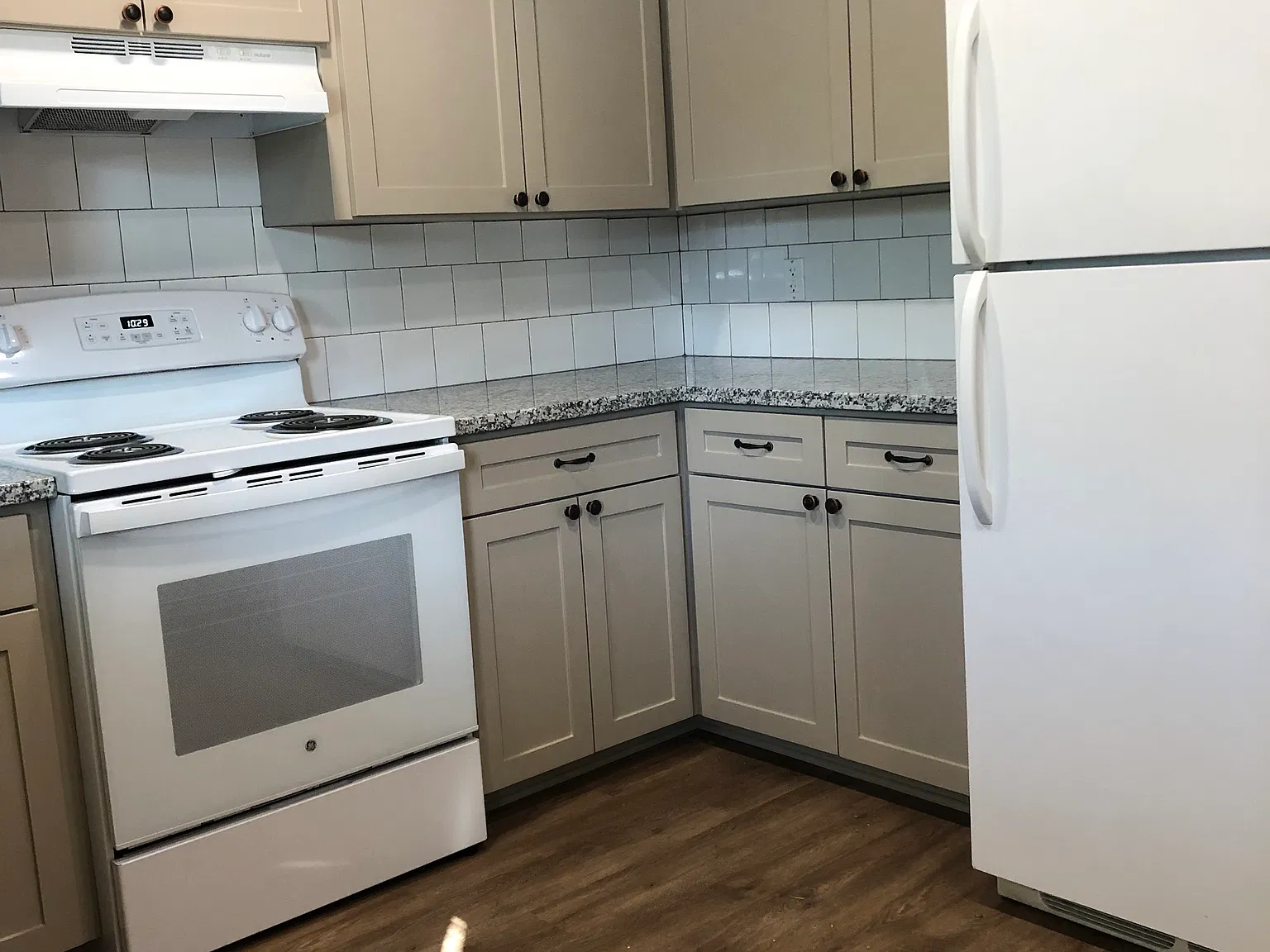 2 bed, 1.5 bath, 1000 sqft, $1,050 — Photo 2