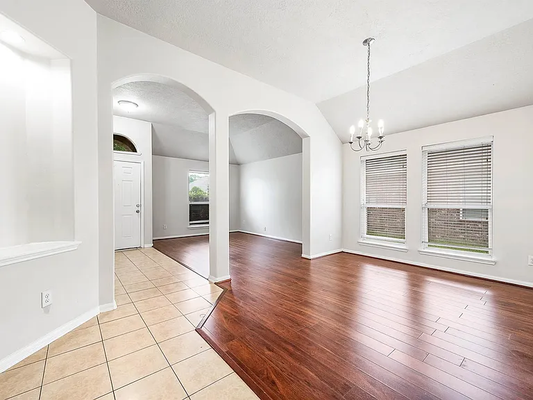 927 Hannah Falls Ln — Photo 6