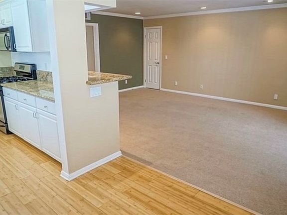 5th image of 21529 Saticoy St APT 211