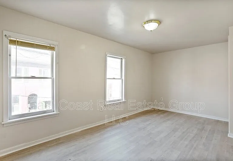 118 S Locust St — Photo 2