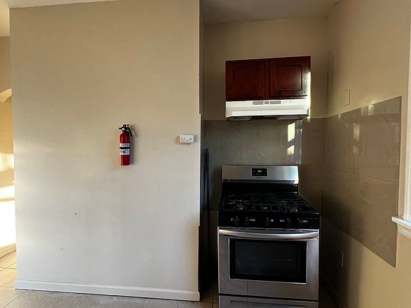 3rd image of 923 S 17th St Floor 2