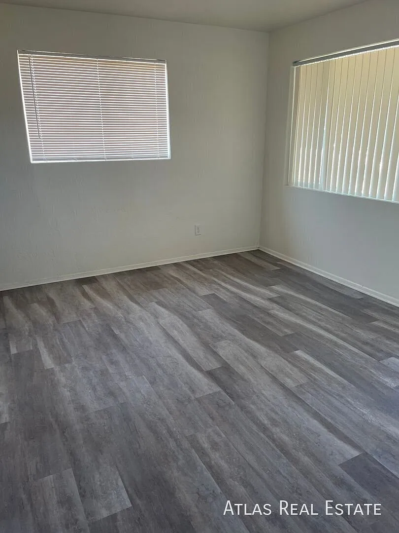 Coming Soon! Rent Under $900! - Inviting 2 Bed 1 Bath Close To I-17 Unit 4 — Photo 3