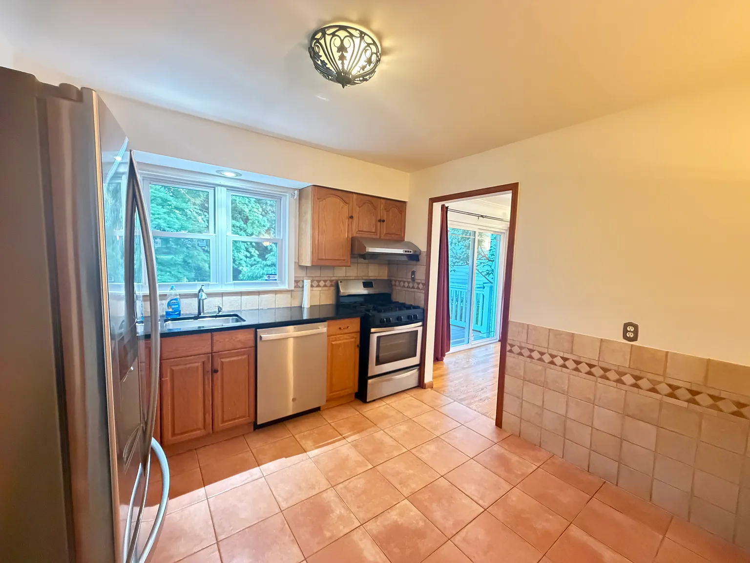 3 bed, 1658 sqft, $4,200 — Photo 3