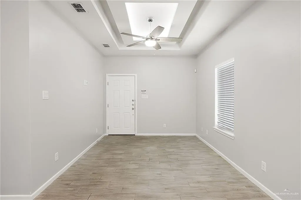3 bed, 2.0 bath, 1039 sqft, $1,300 — Photo 4