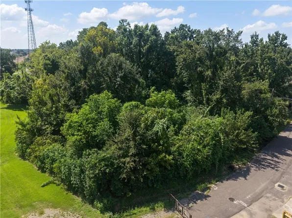 610 W Easy St, Destrehan, LA 70047