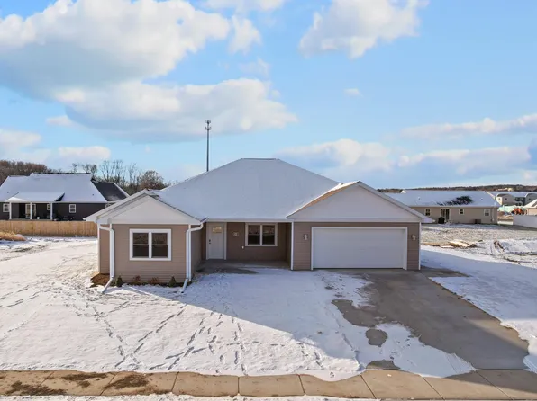 631 Roosevelt St, Baraboo, WI 53913