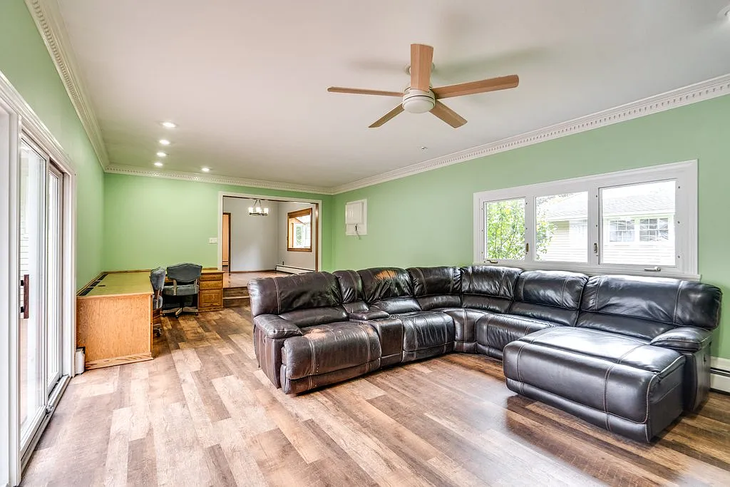3 bed, 2900 sqft, $3,500 — Photo 2