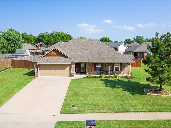 3rd image of 2703 Trailwood Dr