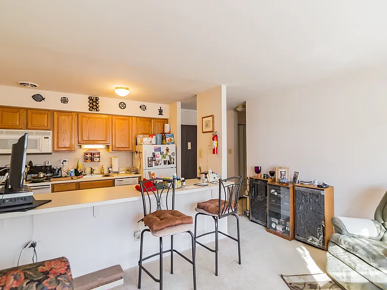 Janwood Apartments — Photo 14
