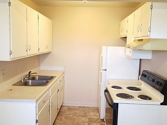 2nd image of 3811 Sandhurst Dr APT 306