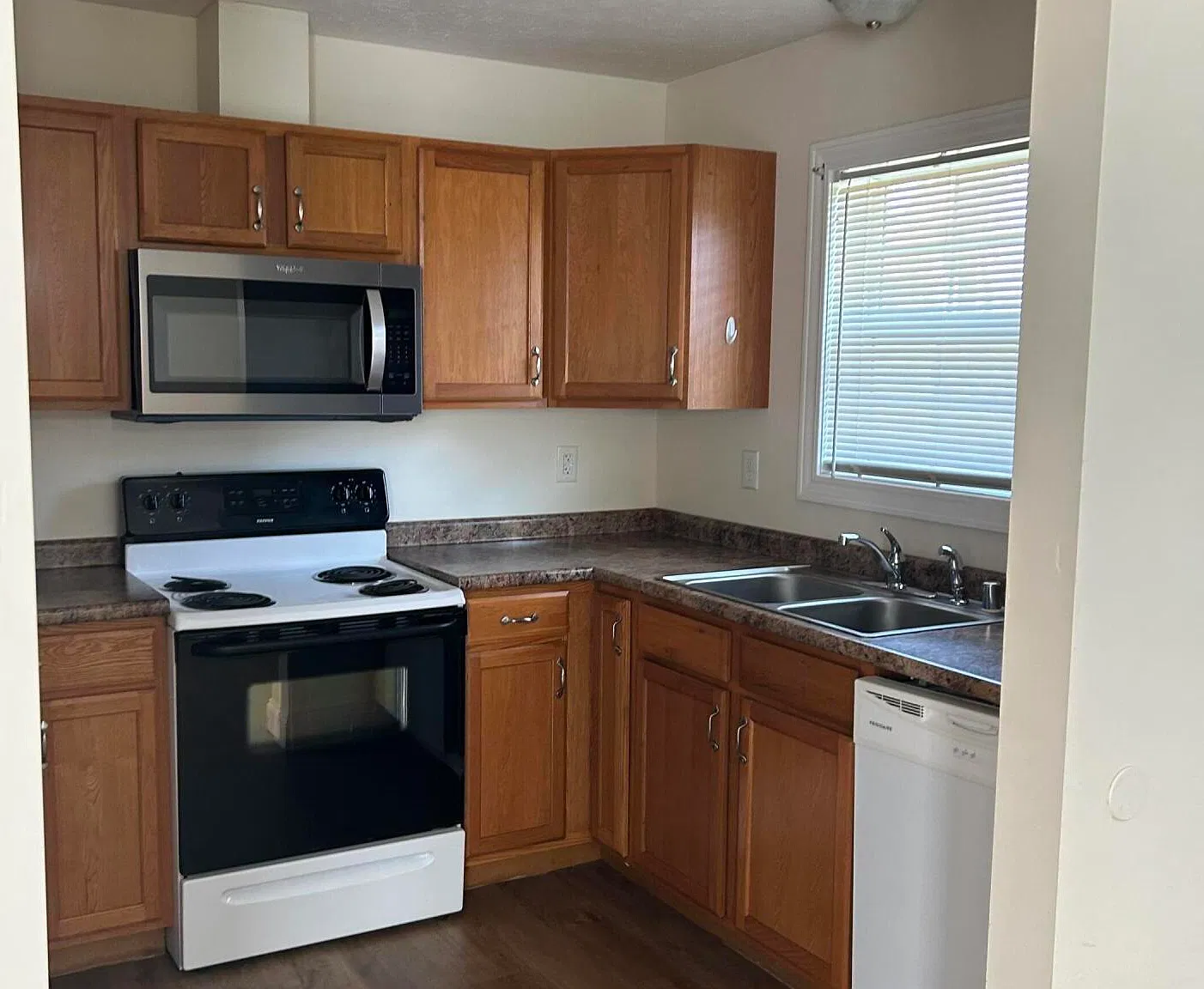 3 bed, 1.5 bath, 912 sqft, $1,400 — Photo 3