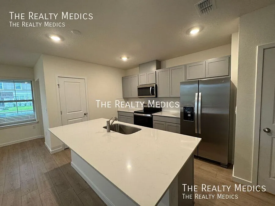 !Price Drop! Winter Garden 3 Bedroom Corner Home Ready For Move-In! — Photo 4