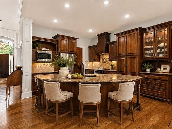4th image of 10515 N Michigan Ave