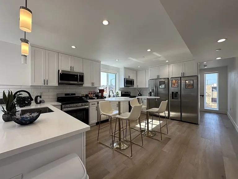 35 1340 1/2 Pl W — Photo 40