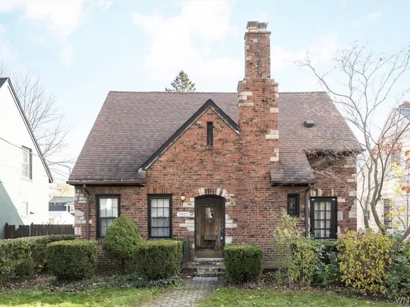 3925 Deveaux St, Niagara Falls, NY 14305