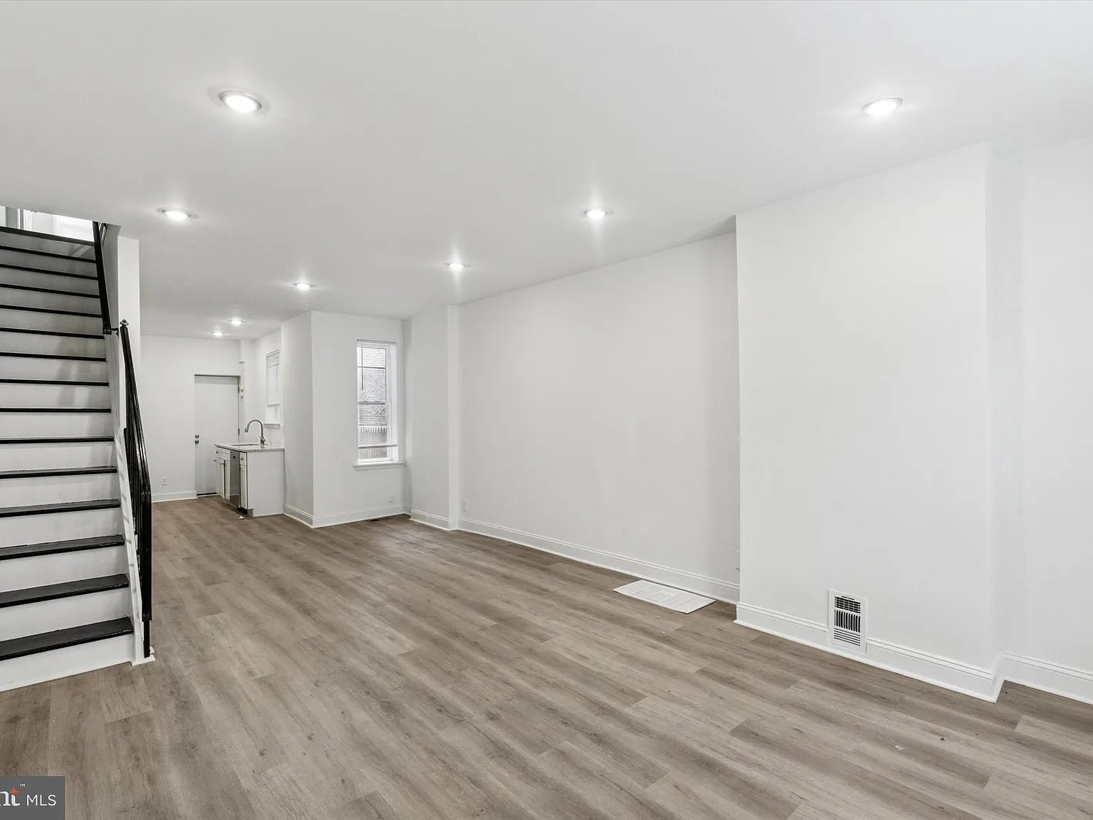 3 bed, 862 sqft, $1,700 — Photo 3