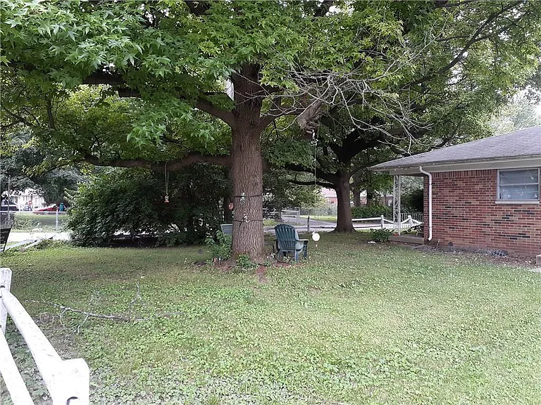 1702 N Graham Ave — Photo 10