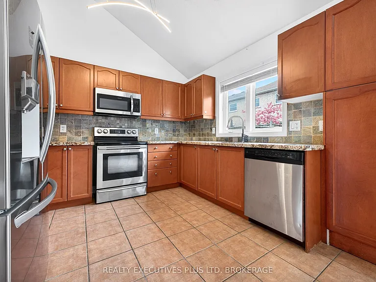 389 Wright Cres — Photo 13
