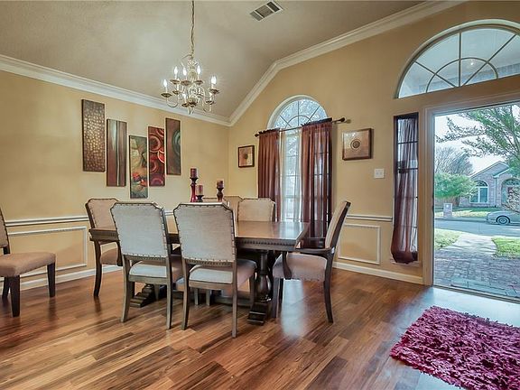 5th image of 1043 Hampshire Ln
