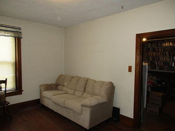 3rd image of 222 Lincolnway E