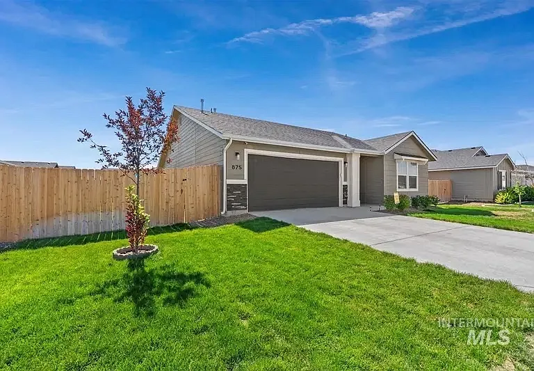 875 SW Crested St — Photo 2