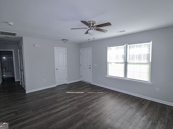 3rd image of 124 Callaway Cres