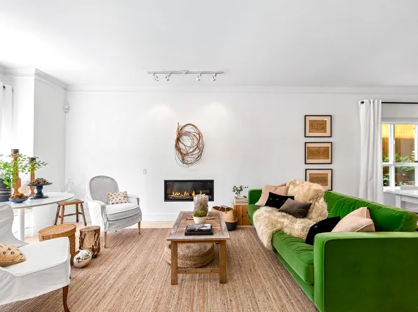 258 W 14th St #2, North Vancouver, BC V7M 1P3