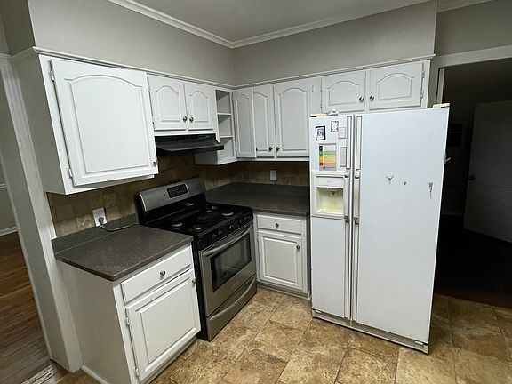 4th image of 3951 Vernon Ave