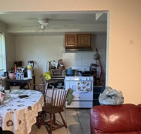 5th image of 523 Foster St
