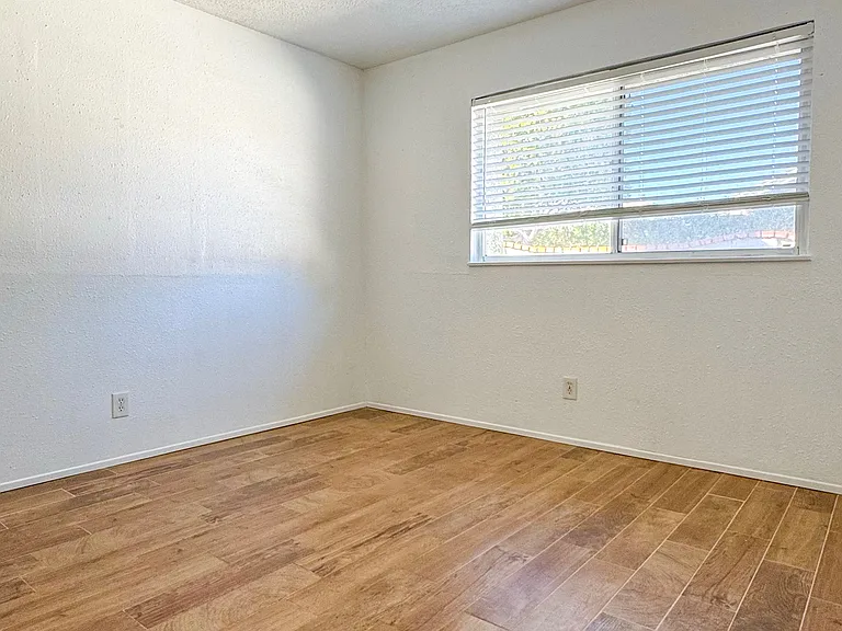 1237 Elsinor Ave — Photo 7