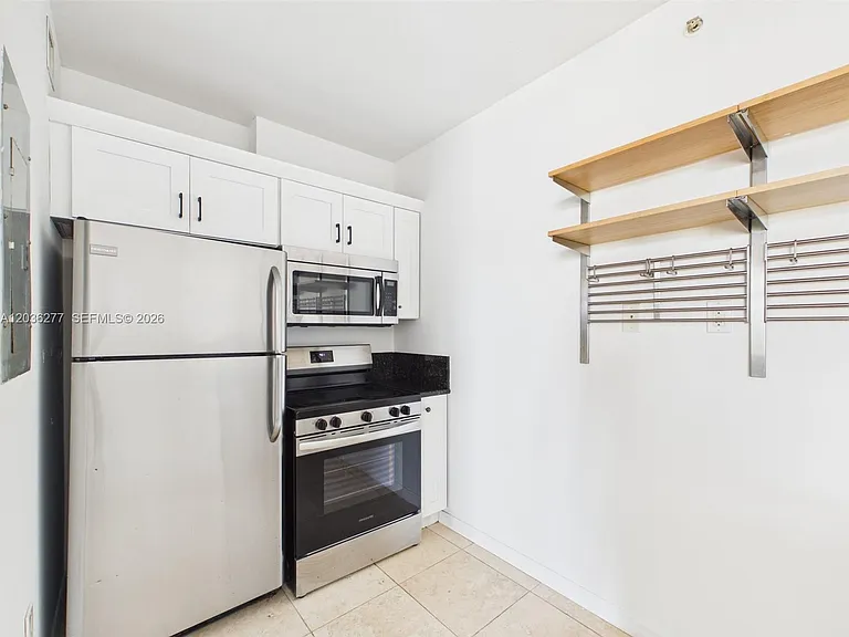 425 NE 30th St #404 — Photo 6