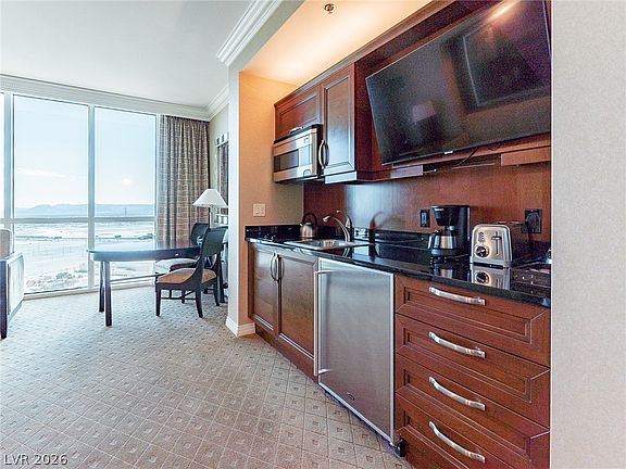 5th image of 135 Harmon Ave #2104
