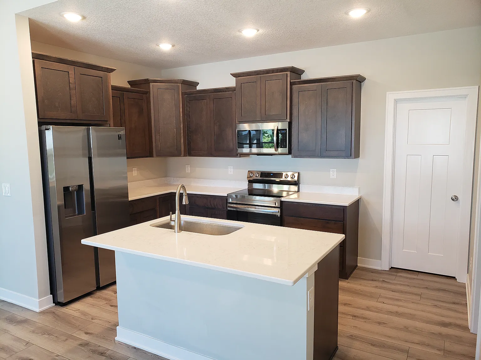 3 bed, 2.5 bath, 2000 sqft, $2,200 — Photo 1