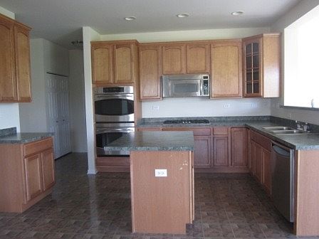 5th image of 919 Singing Hills Dr