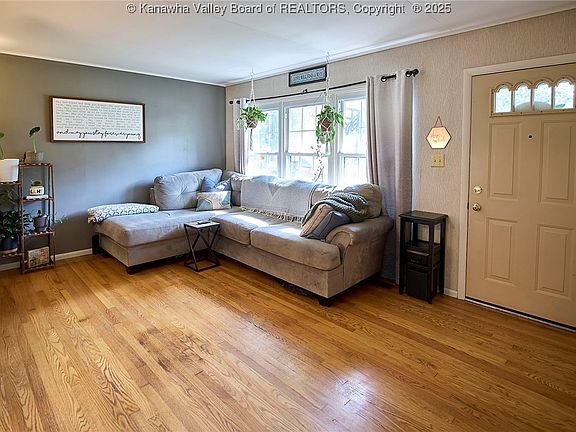 5th image of 207 Sun Valley Dr
