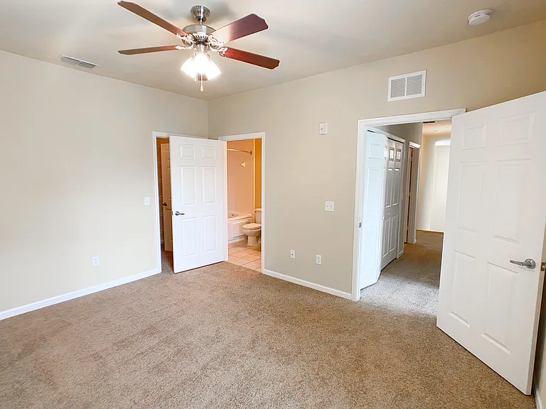 Large Bedroom with En Suite Bathroom and Walk in Closet Large Bedroom with En Suite Bathroom and Walk in Closet