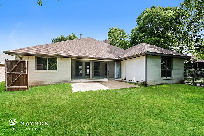 1019 Bluffview Dr — Photo 3
