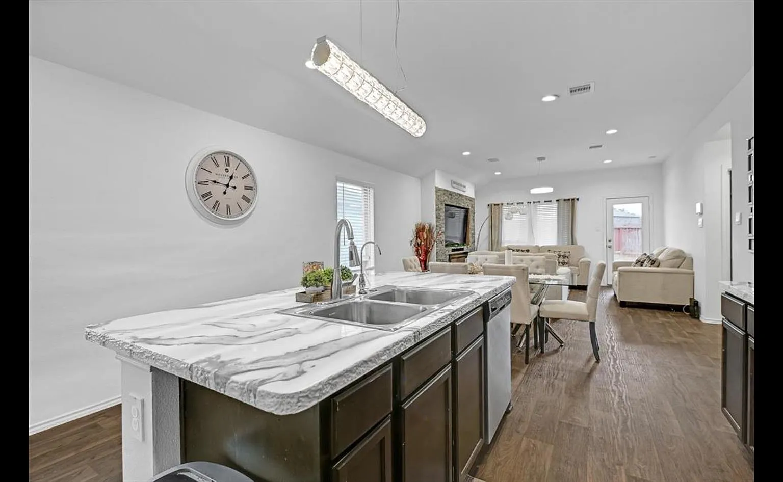 3 bed, 2.0 bath, 1530 sqft, $1,900 — Photo 2